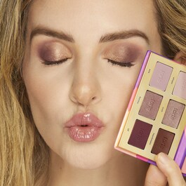 Glam On The Go Must-Haves Set - Σετ ταξιδιού για μακιγιάζ