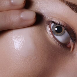 Absolue Revitalizing Eye Cream enriched with Grand Rose Extracts.
