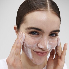Smoothing cleanser exfoliates + radiance - Cleansing gel for face and neck
