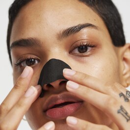 Kit comprising 3 charcoal nose strips Removes blackheads