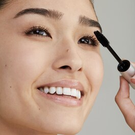 Straight up volumizing peptide mascara