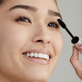 Straight up volumizing peptide mascara