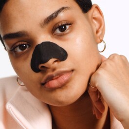Kit comprising 3 charcoal nose strips Removes blackheads