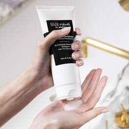 Revitalizing Smoothing Shampoo with Macadamia oil